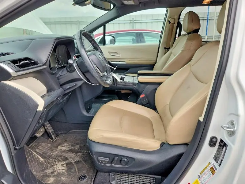 2021 TOYOTA SIENNA XLE  