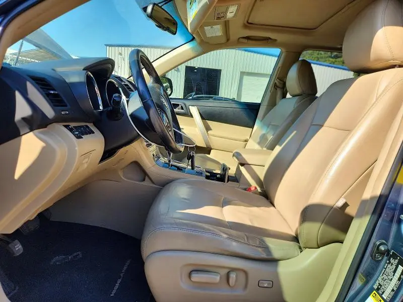 2011 TOYOTA HIGHLANDER SE  