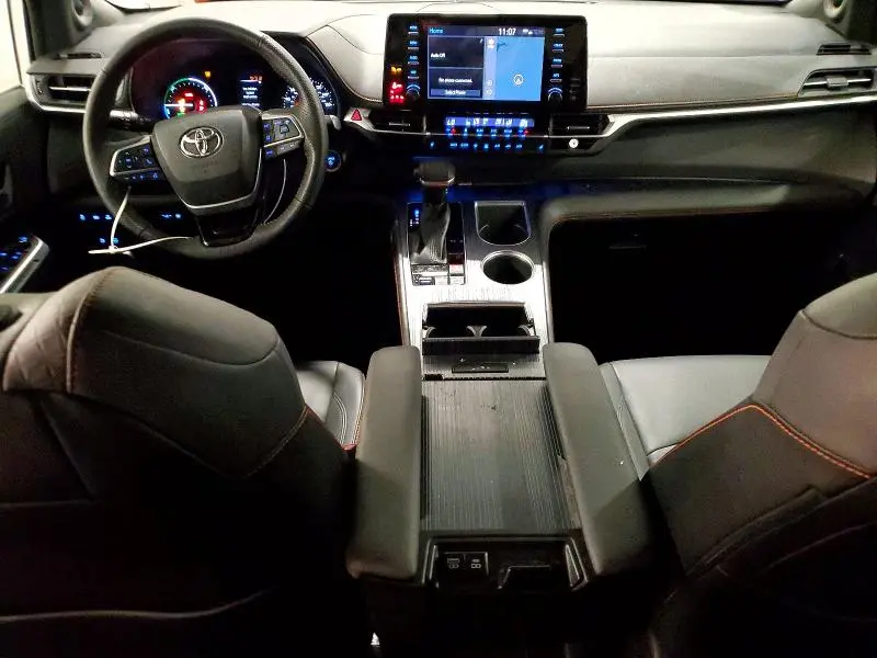 2021 TOYOTA SIENNA XSE  
