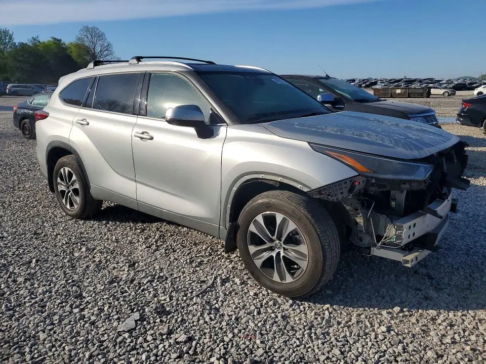 2021 TOYOTA HIGHLANDER XLE  