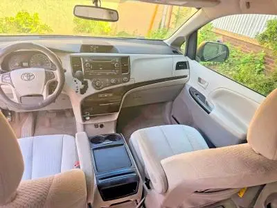 2011 TOYOTA SIENNA LE  