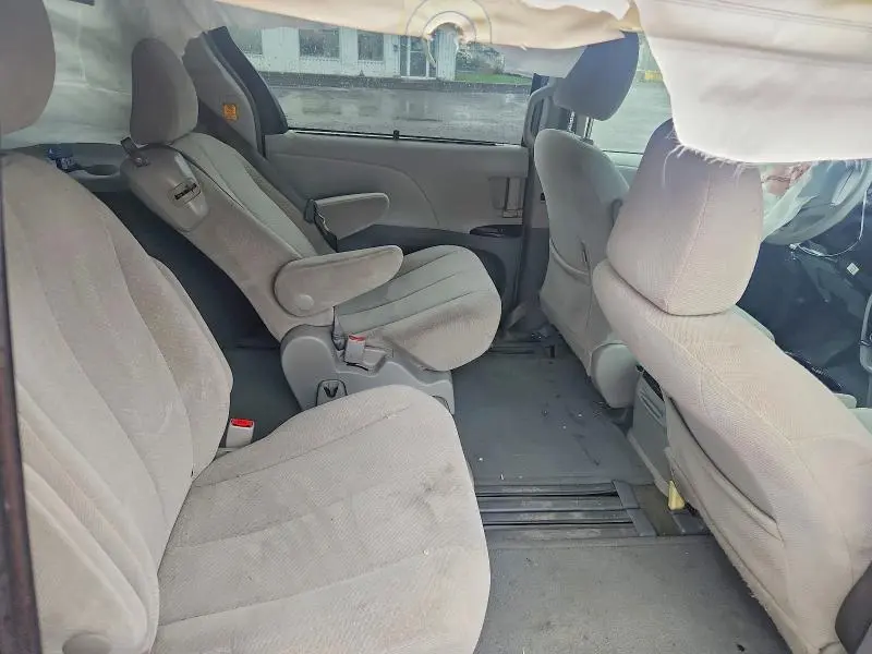 2013 TOYOTA SIENNA LE  