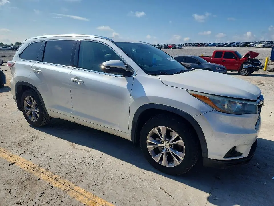 2015 TOYOTA HIGHLANDER XLE  