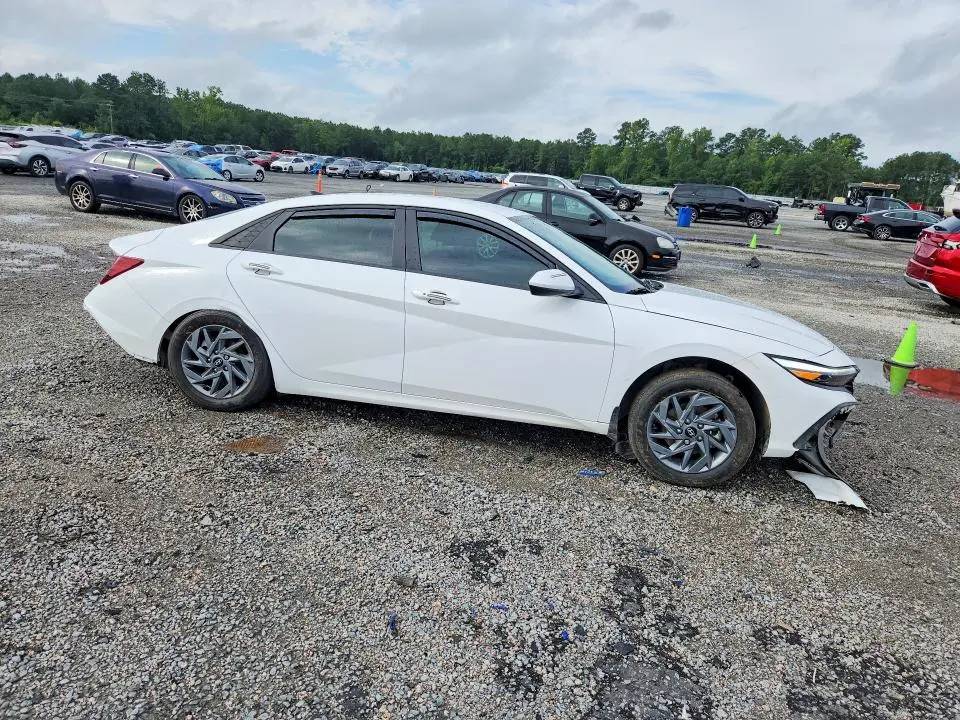 2024 HYUNDAI ELANTRA SEL  