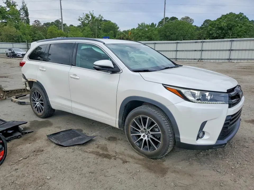 2018 TOYOTA HIGHLANDER SE  