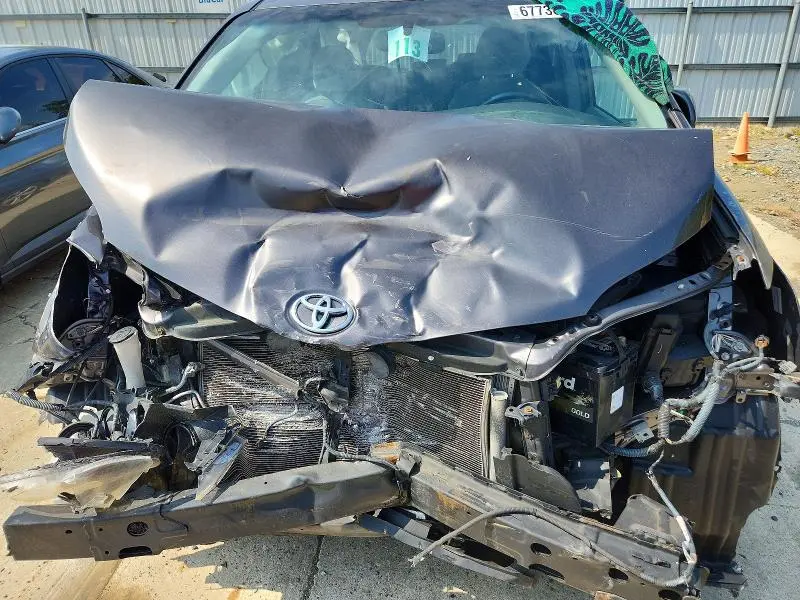 2015 TOYOTA SIENNA LE  