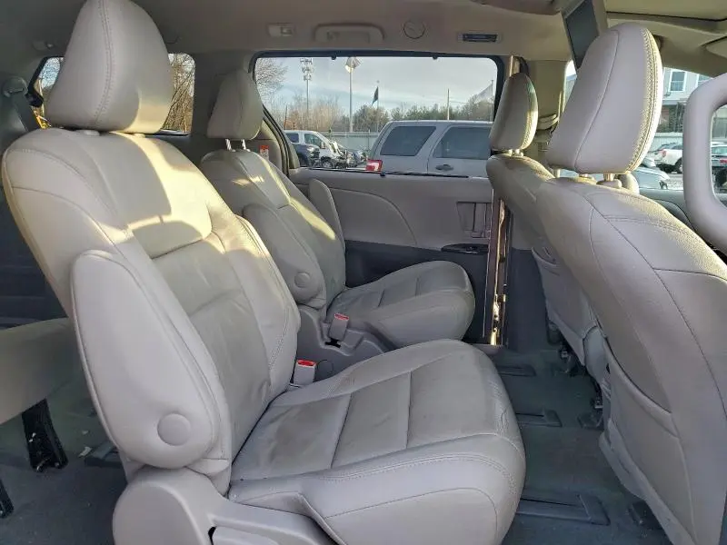 2017 TOYOTA SIENNA XLE  