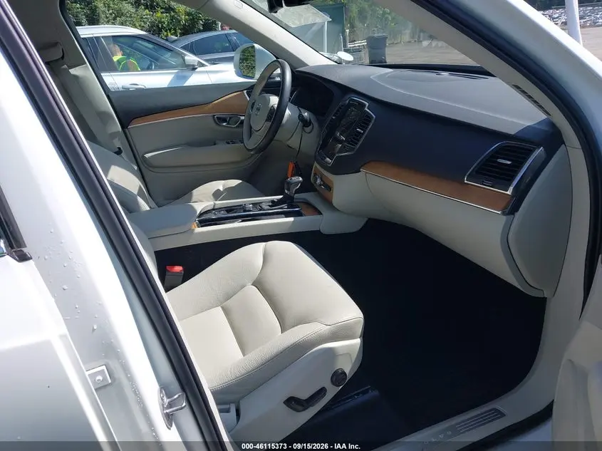 2022 VOLVO XC90 T5 MOMENTUM 7 PASSENGER