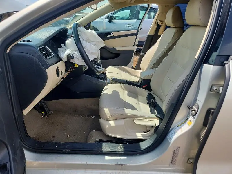 2011 VOLKSWAGEN JETTA SE  