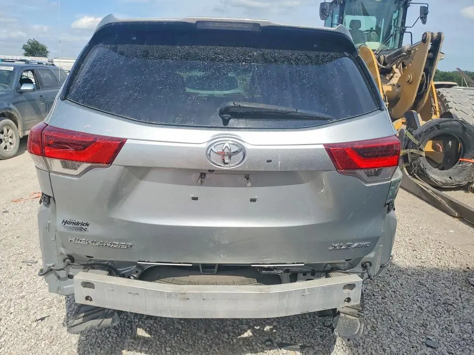 2019 TOYOTA HIGHLANDER SE  