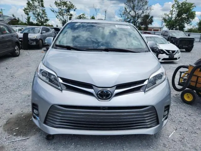 2020 TOYOTA SIENNA XLE  
