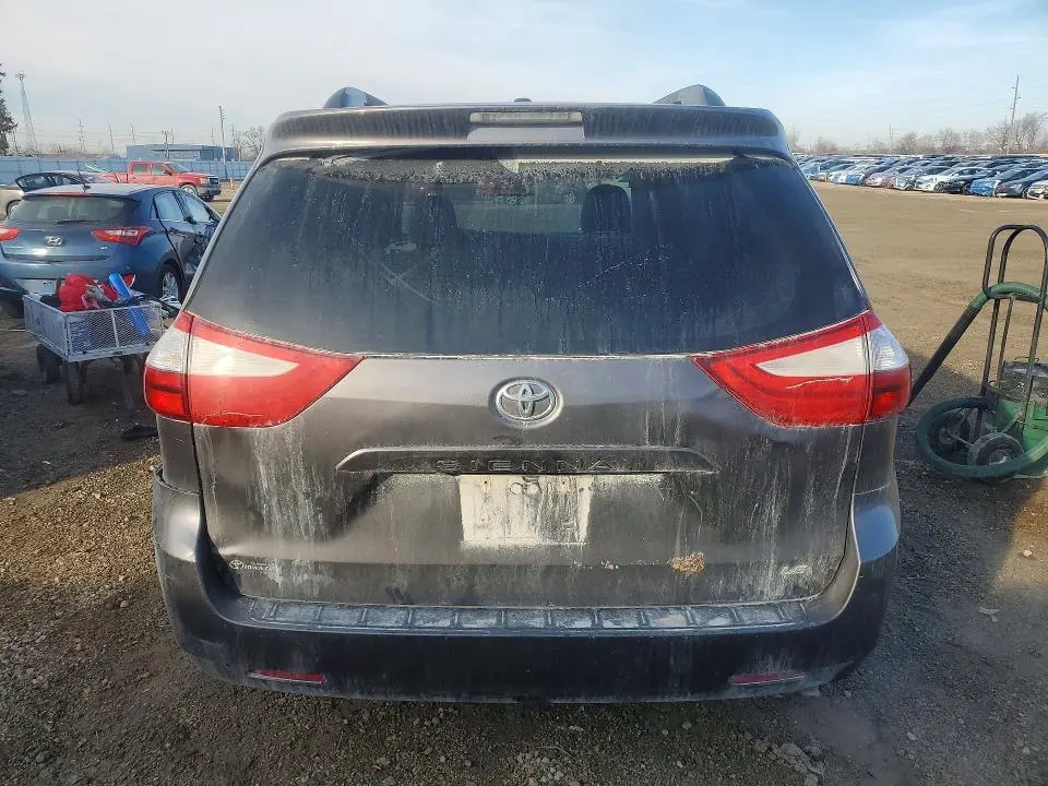 2015 TOYOTA SIENNA LE  