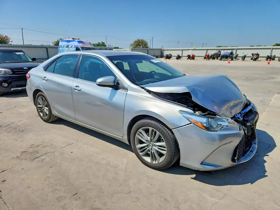 2016 TOYOTA CAMRY SE  
