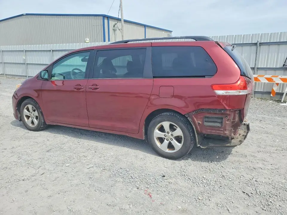 2013 TOYOTA SIENNA LE 8-PASSENGER  