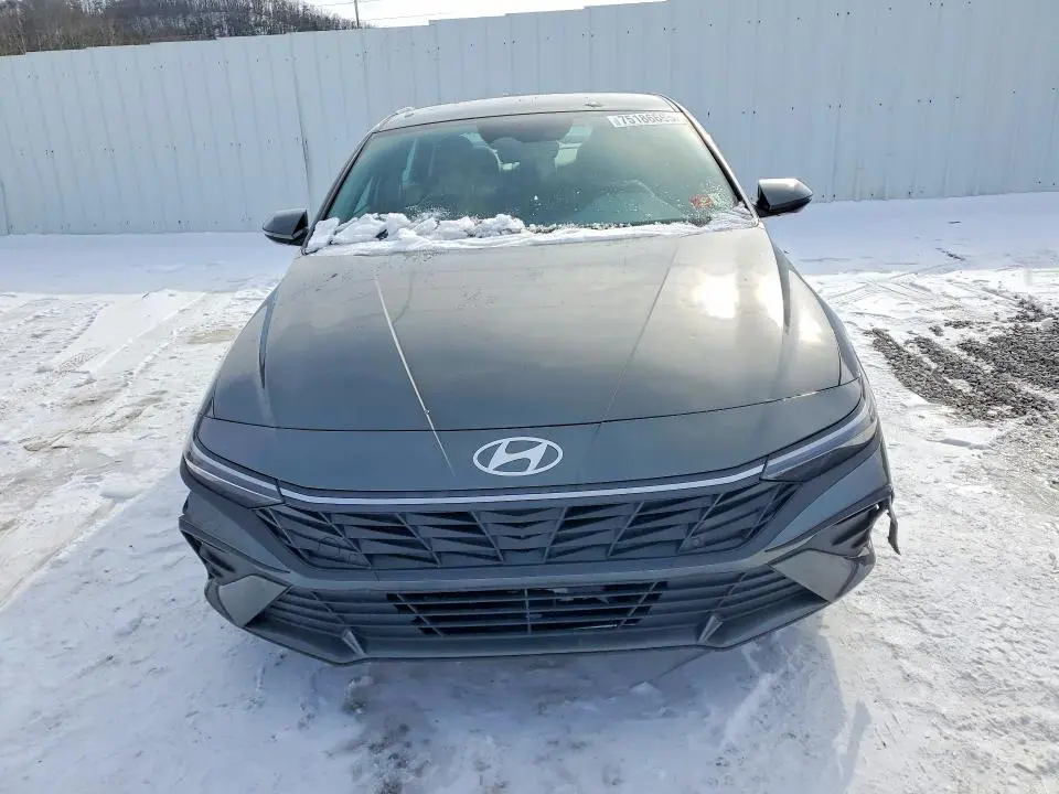2025 HYUNDAI ELANTRA SE  