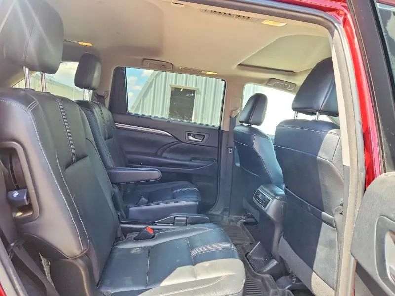 2017 TOYOTA HIGHLANDER SE  