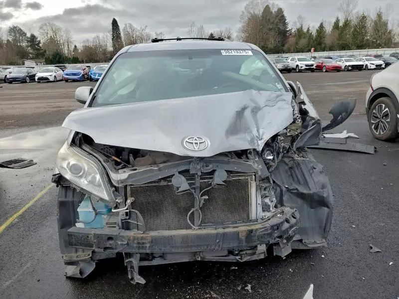 2015 TOYOTA SIENNA LE  