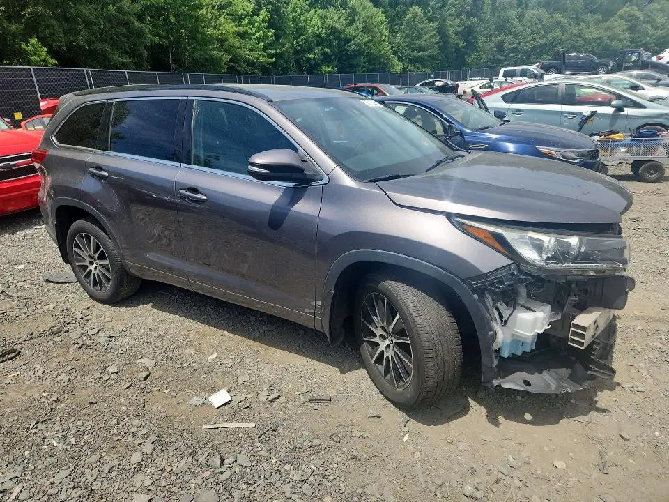 2017 TOYOTA HIGHLANDER SE  