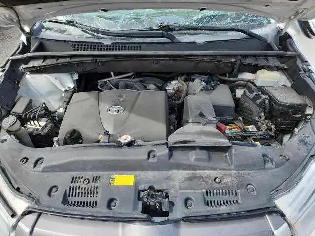 2017 TOYOTA HIGHLANDER SE  