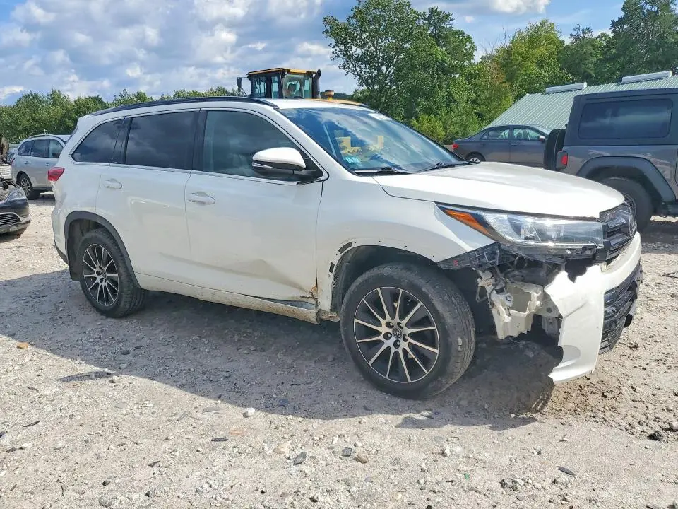 2017 TOYOTA HIGHLANDER SE  