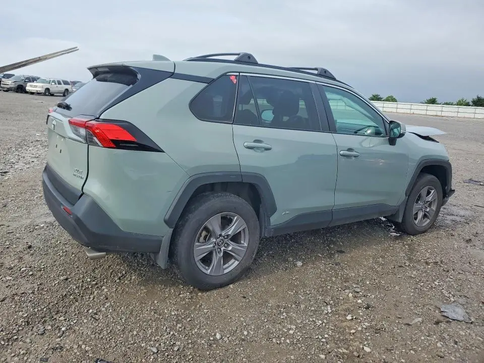 2022 TOYOTA RAV4 XLE  