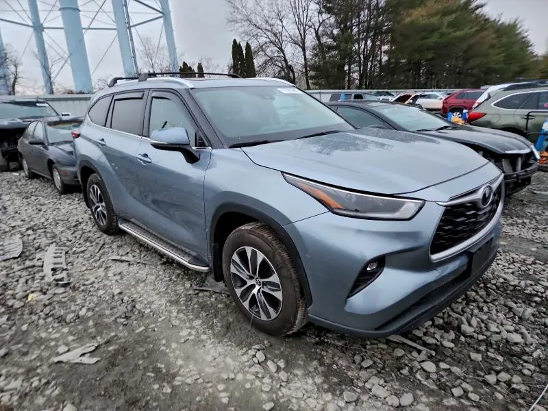 2021 TOYOTA HIGHLANDER XLE  