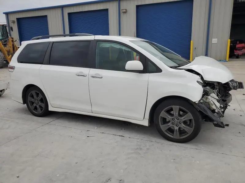 2019 TOYOTA SIENNA SE  