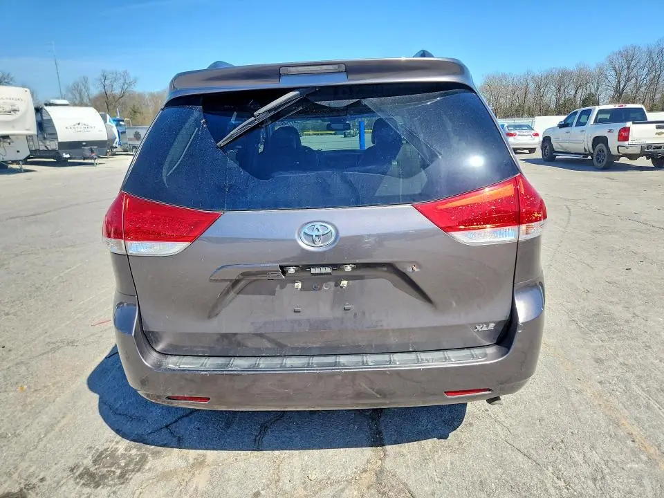 2014 TOYOTA SIENNA XLE 8-PASSENGER  
