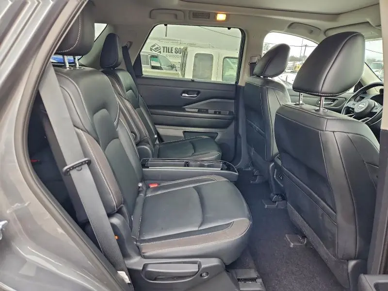 2022 NISSAN PATHFINDER SL  