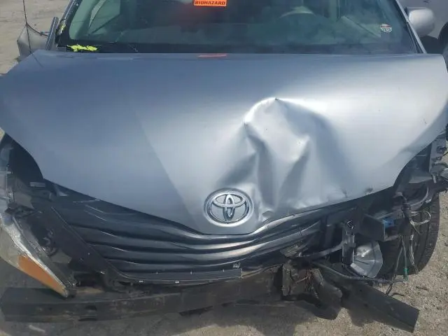 2013 TOYOTA SIENNA LE  