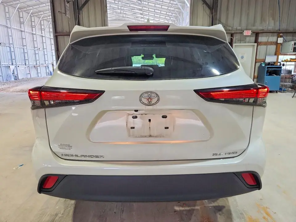 2021 TOYOTA HIGHLANDER XLE  