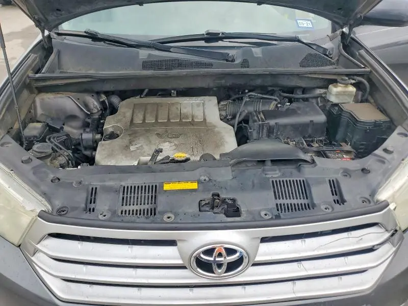 2011 TOYOTA HIGHLANDER SE  