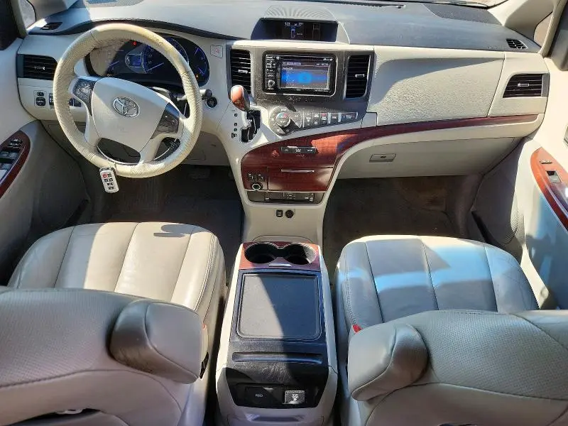 2013 TOYOTA SIENNA XLE  