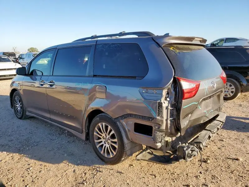 2018 TOYOTA SIENNA XLE  