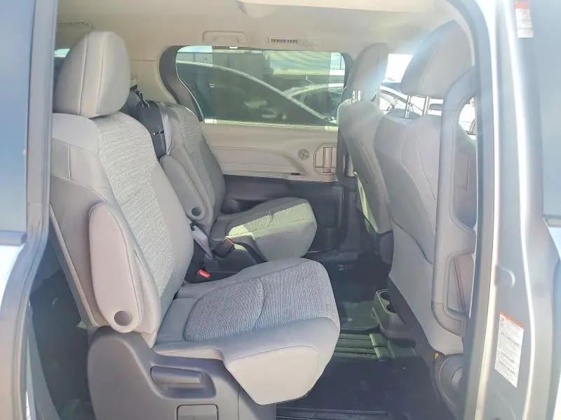 2021 TOYOTA SIENNA LE  