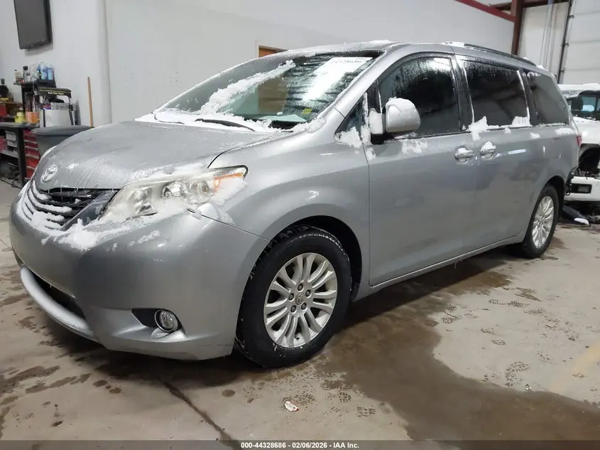 2015 TOYOTA SIENNA XLE 8 PASSENGER