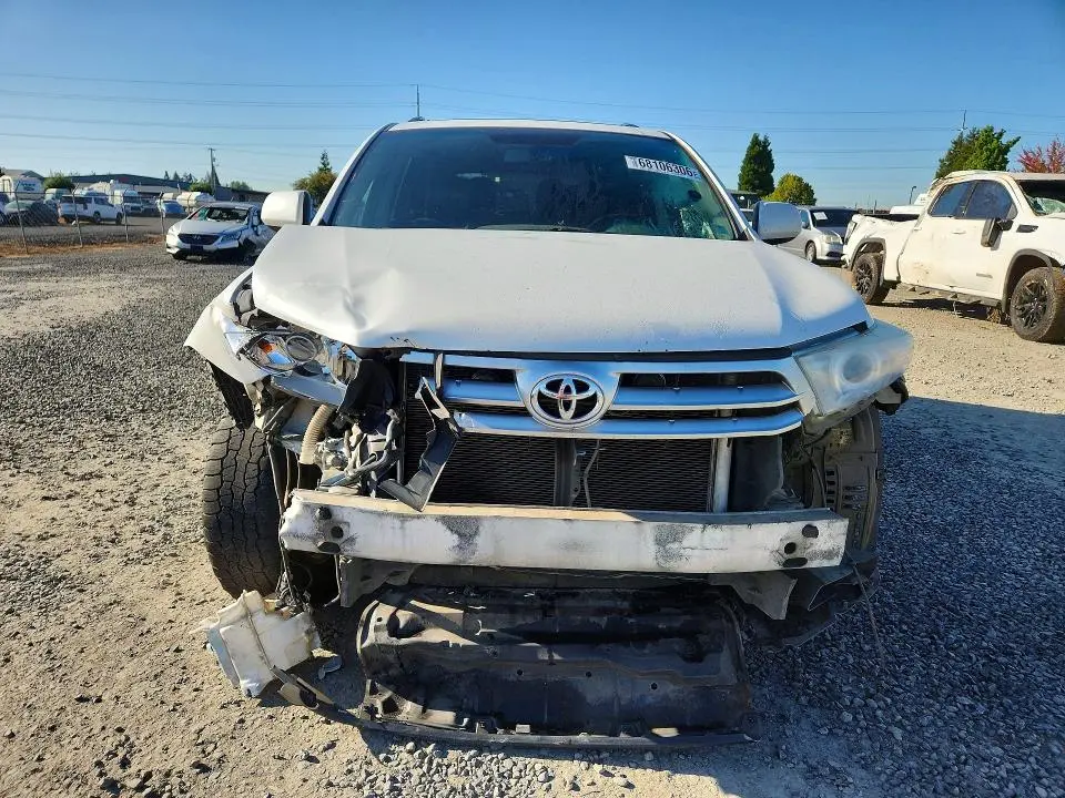 2011 TOYOTA HIGHLANDER SE  