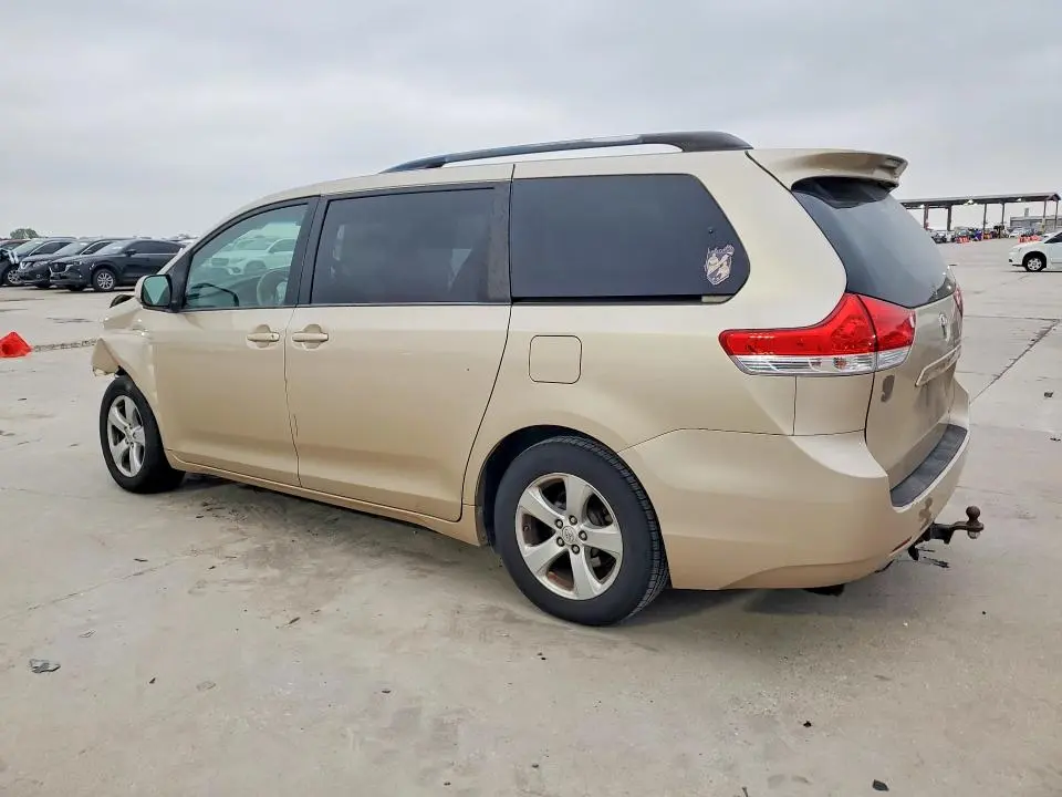 2013 TOYOTA SIENNA LE  