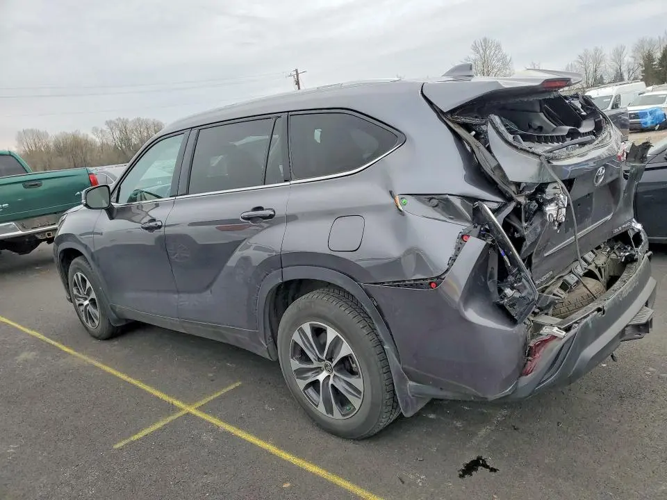 2022 TOYOTA HIGHLANDER XLE  