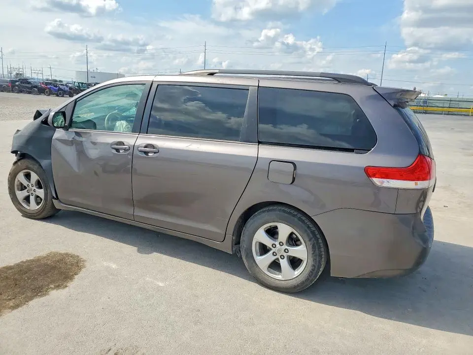2014 TOYOTA SIENNA LE  