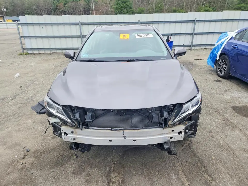2019 TOYOTA CAMRY SE  