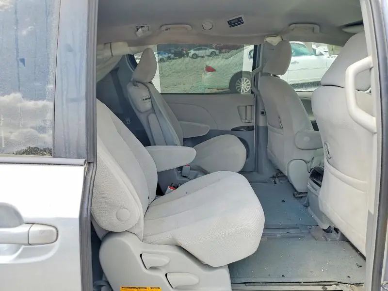 2013 TOYOTA SIENNA LE 8-PASSENGER  