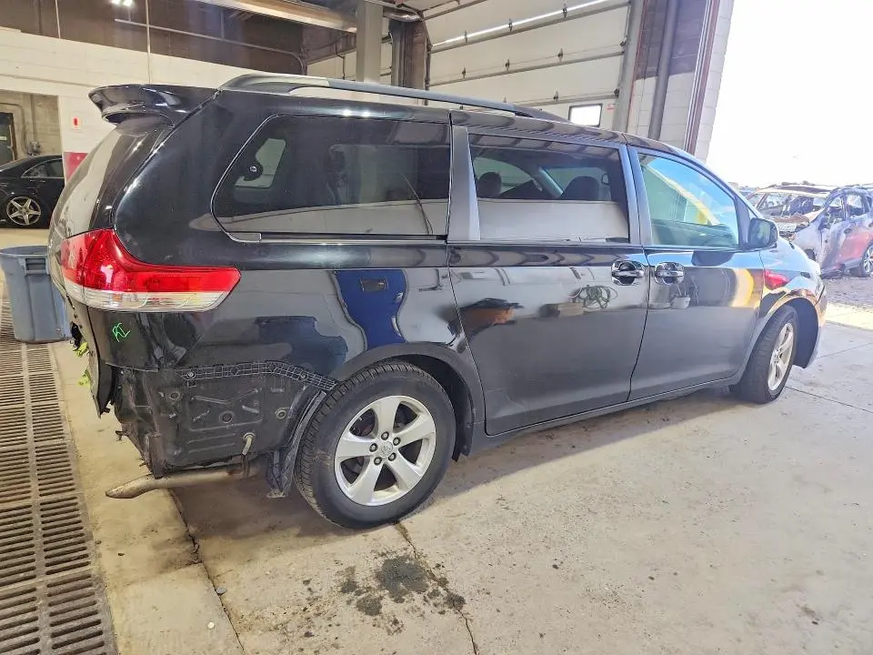 2013 TOYOTA SIENNA LE  
