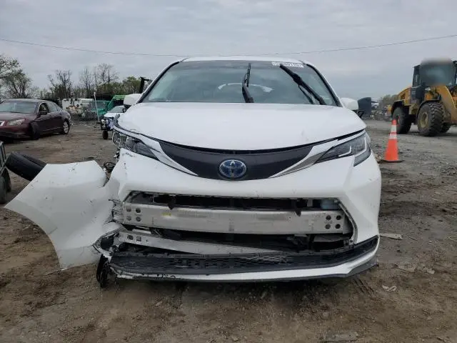 2021 TOYOTA SIENNA LE  