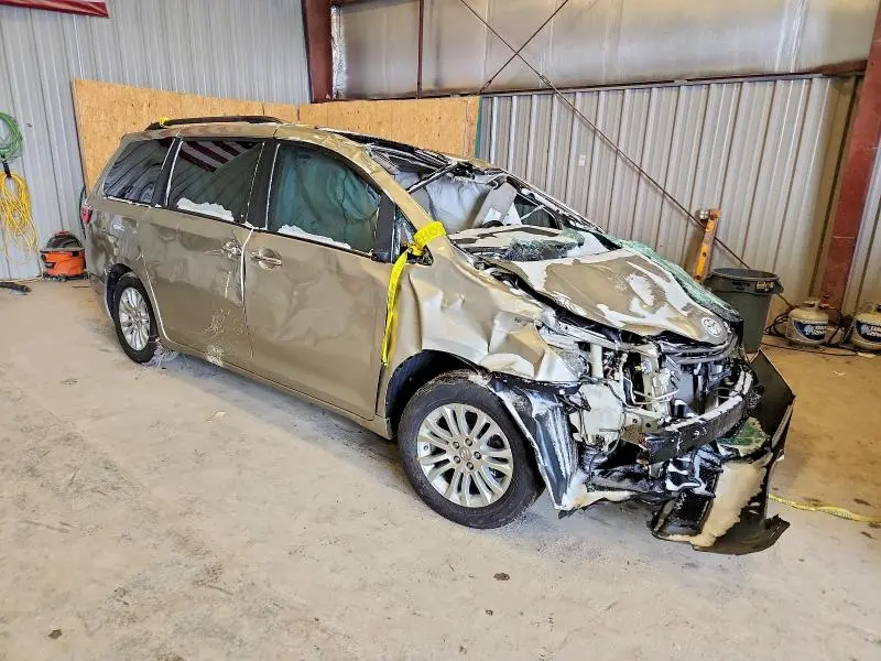 2017 TOYOTA SIENNA XLE  