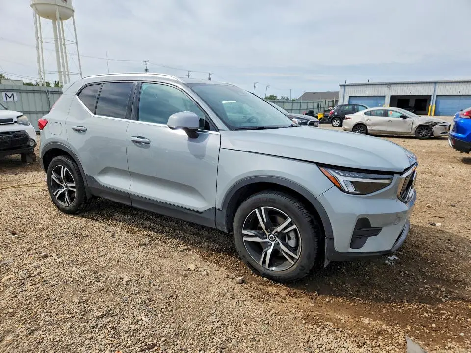 2025 VOLVO XC40 CORE  