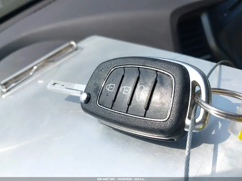 2017 HYUNDAI SANTA FE SE
