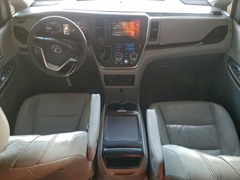 2017 TOYOTA SIENNA XLE  