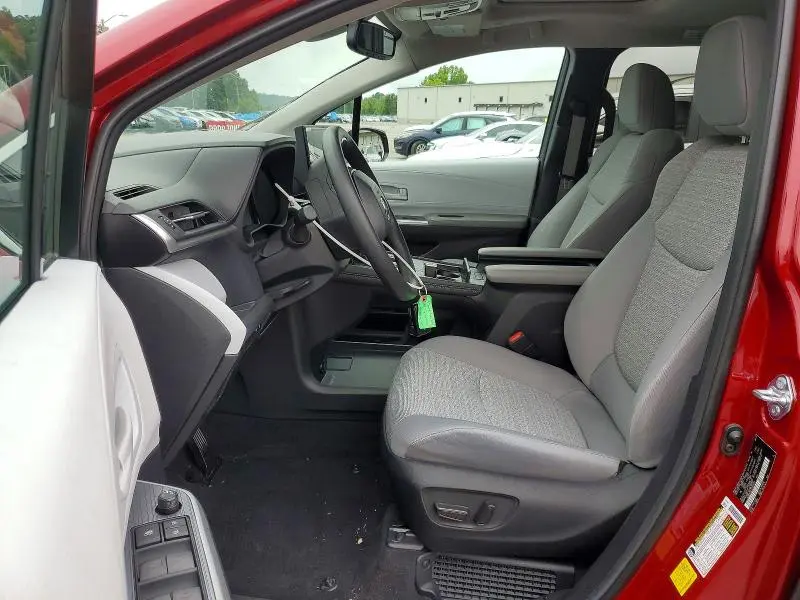 2025 TOYOTA SIENNA LE  