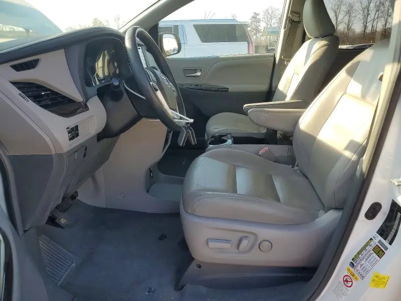 2018 TOYOTA SIENNA XLE  